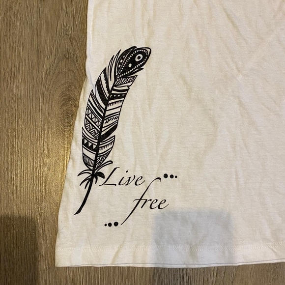 White tshirt with feathers artworks - Picture 3 of 4